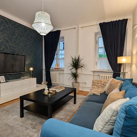 Bella Luna Luxury - Chic Old Town Apartment