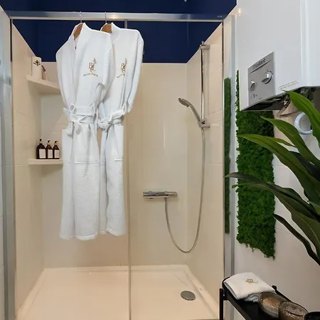 Bella Luna Luxury - Chic Old Town Apartment *