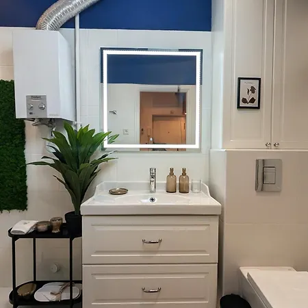 Bella Luna Luxury - Chic Old Town Apartment